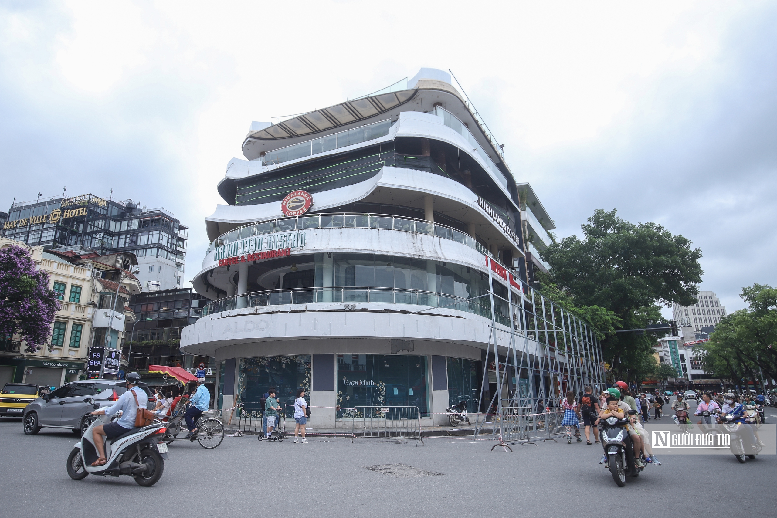 Hà Nội rào chắn tòa nhà hàm cá mập- Ảnh 1. Hà Nội rào chắn tòa nhà hàm cá mập- Ảnh 1.