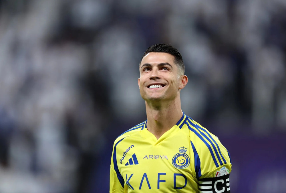 Dù đã 40 tuổi, Ronaldo vẫn miệt mài thi đấu cả ở cấp CLB lẫn đội tuyển quốc gia. Dù đã 40 tuổi, Ronaldo vẫn miệt mài thi đấu cả ở cấp CLB lẫn đội tuyển quốc gia.