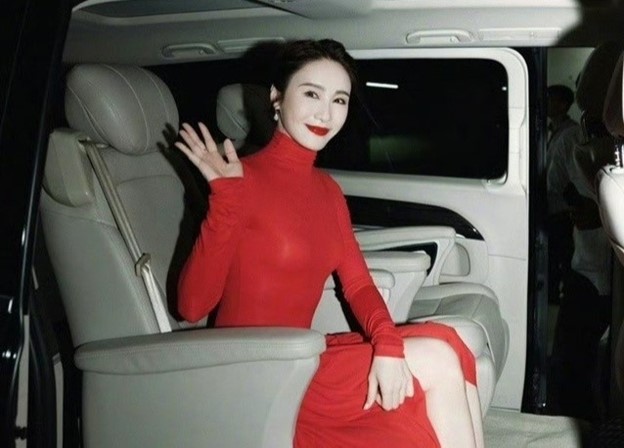 Cuộc sống của "đệ nhất mỹ nhân" từng vướng tin hẹn hò cùng tài tử Lý Hùng, hiện ra sao?- Ảnh 9. Cuộc sống của "đệ nhất mỹ nhân" từng vướng tin hẹn hò cùng tài tử Lý Hùng, hiện ra sao?- Ảnh 9.