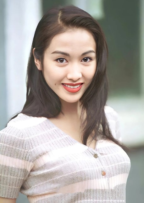 Cuộc sống của "đệ nhất mỹ nhân" từng vướng tin hẹn hò cùng tài tử Lý Hùng, hiện ra sao?- Ảnh 3. Cuộc sống của "đệ nhất mỹ nhân" từng vướng tin hẹn hò cùng tài tử Lý Hùng, hiện ra sao?- Ảnh 3.