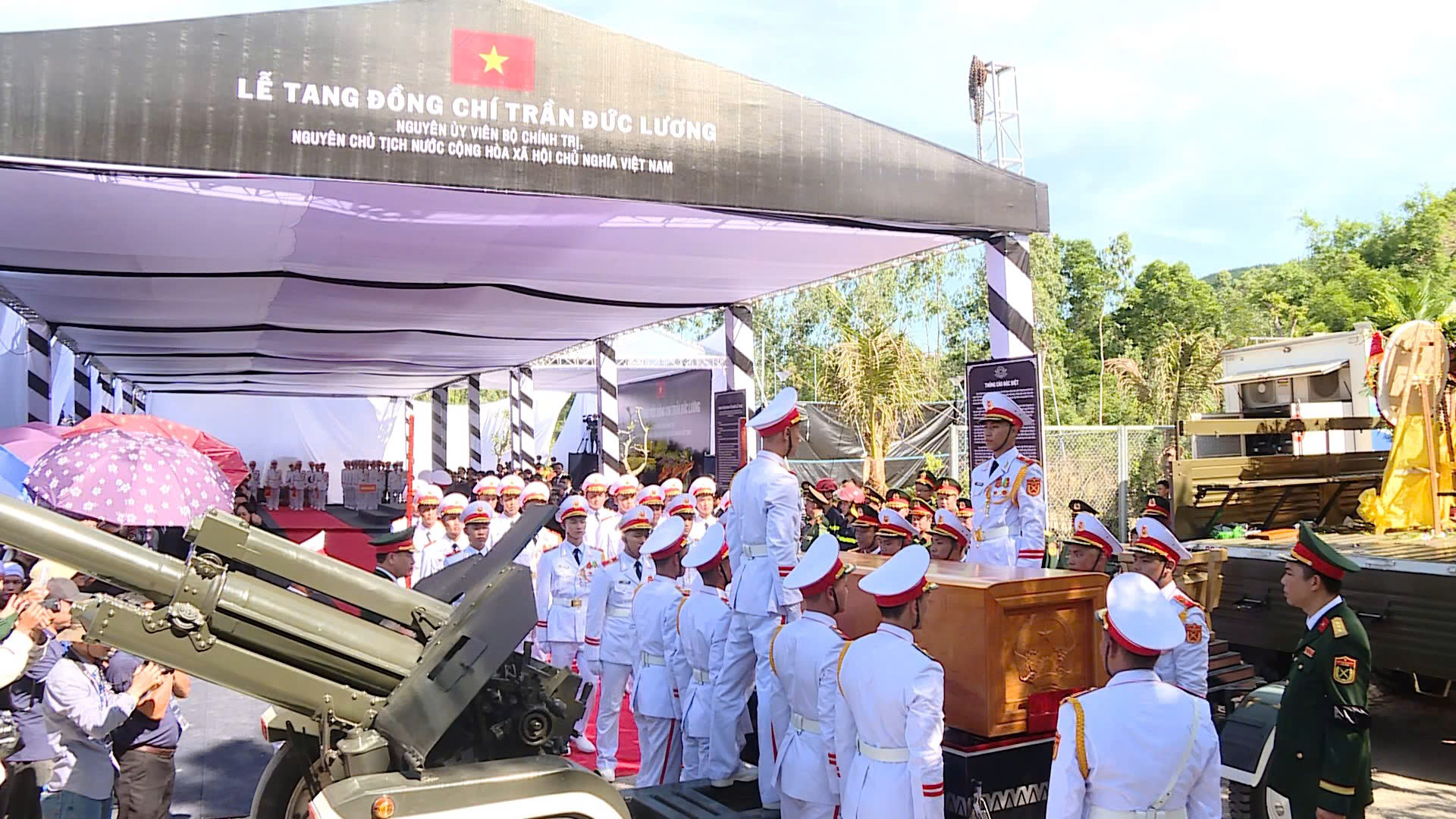 Lễ an táng nguyên Chủ tịch nước Trần Đức Lương- Ảnh 1. Lễ an táng nguyên Chủ tịch nước Trần Đức Lương- Ảnh 1.