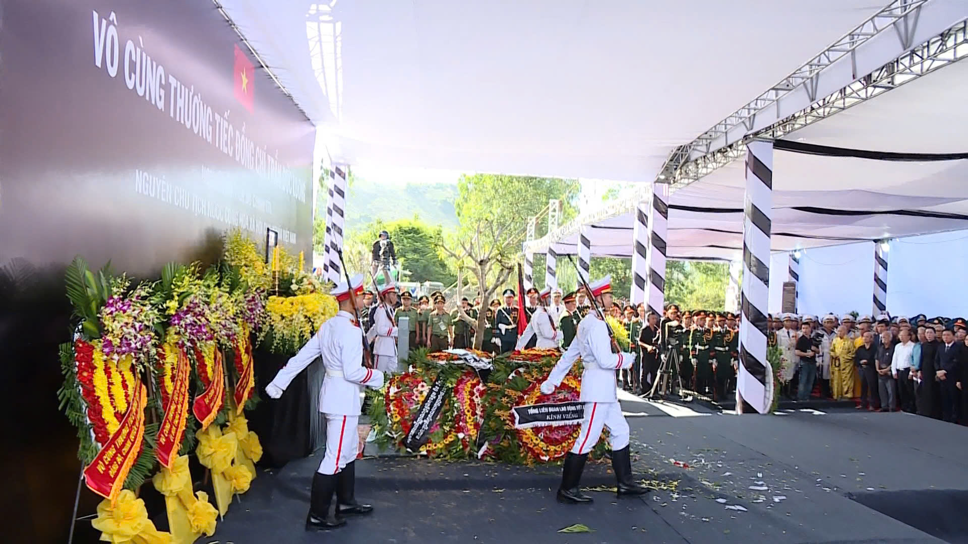 Lễ an táng nguyên Chủ tịch nước Trần Đức Lương- Ảnh 7. Lễ an táng nguyên Chủ tịch nước Trần Đức Lương- Ảnh 7.