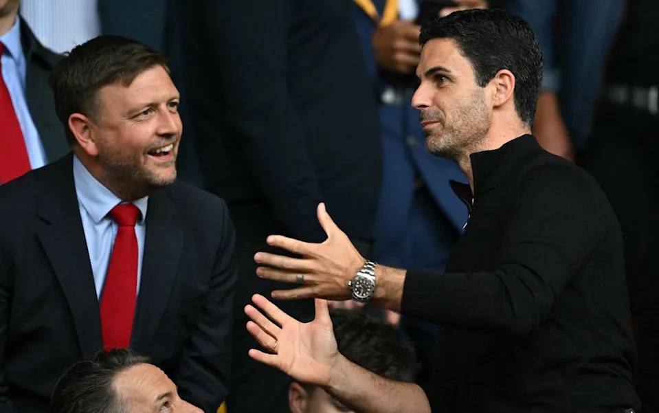Mikel Arteta nói chuyện với giám đốc điều hành của Arsenal. (Ảnh: Getty Images) Mikel Arteta nói chuyện với giám đốc điều hành của Arsenal. (Ảnh: Getty Images)