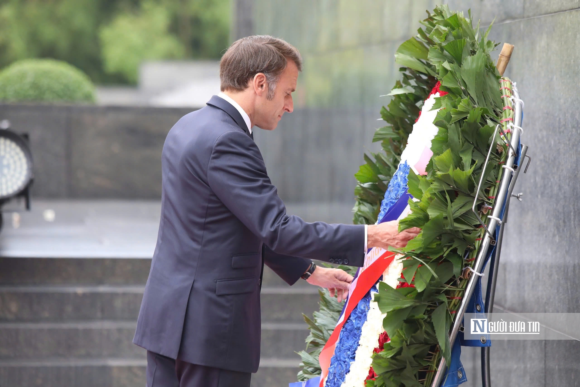 Tổng thống Pháp Macron vào Lăng viếng Chủ tịch Hồ Chí Minh- Ảnh 4.