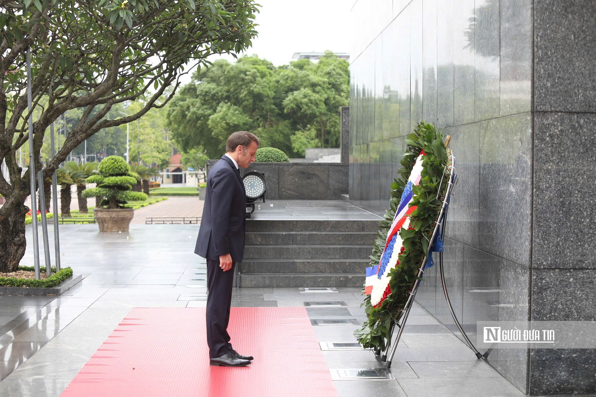Tổng thống Pháp Macron vào Lăng viếng Chủ tịch Hồ Chí Minh- Ảnh 5.