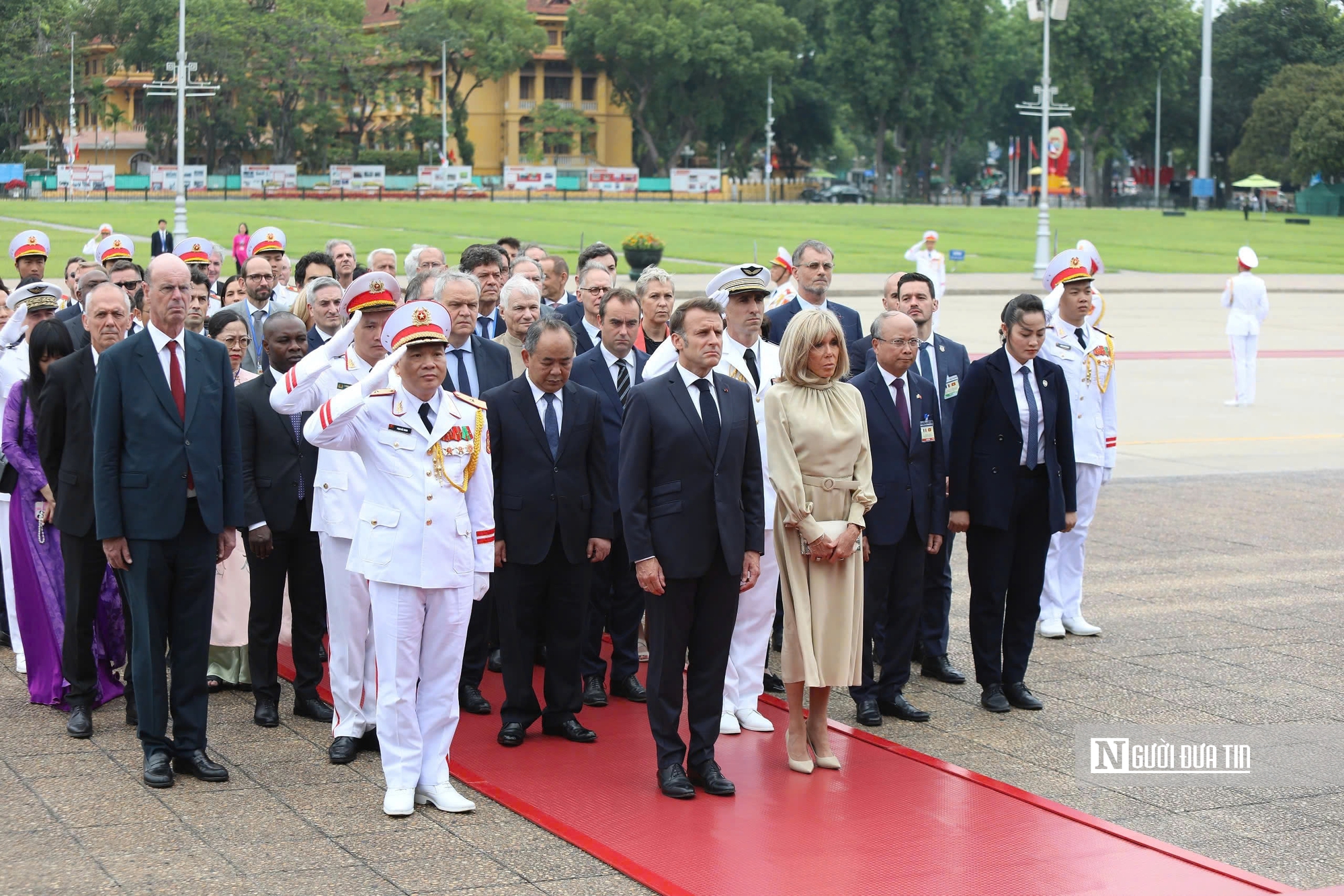 Tổng thống Pháp Macron vào Lăng viếng Chủ tịch Hồ Chí Minh- Ảnh 7.
