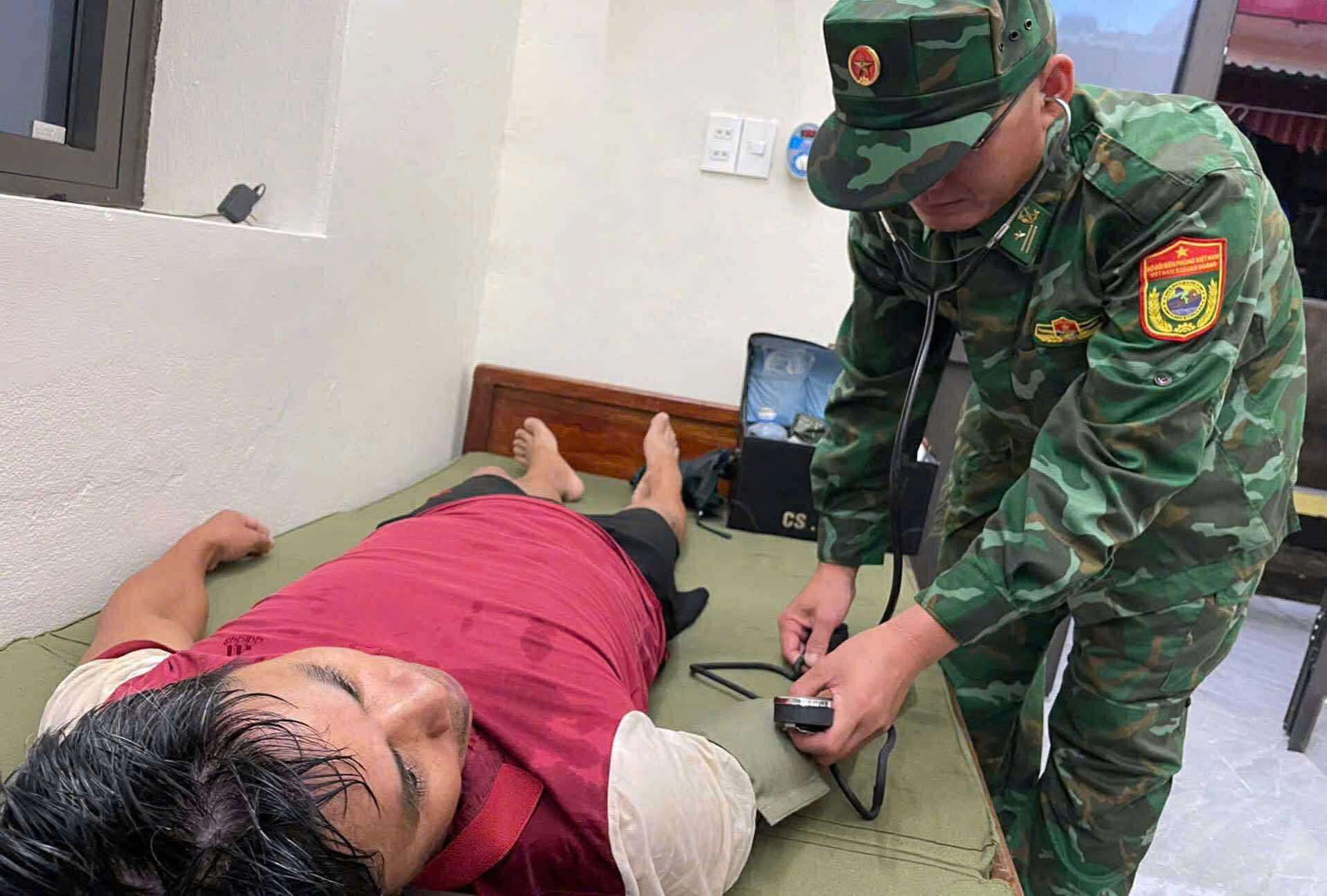 Vụ chìm tàu than trên biển: Huy động trực thăng cứu sống toàn bộ thuyền viên- Ảnh 4. Vụ chìm tàu than trên biển: Huy động trực thăng cứu sống toàn bộ thuyền viên- Ảnh 4.