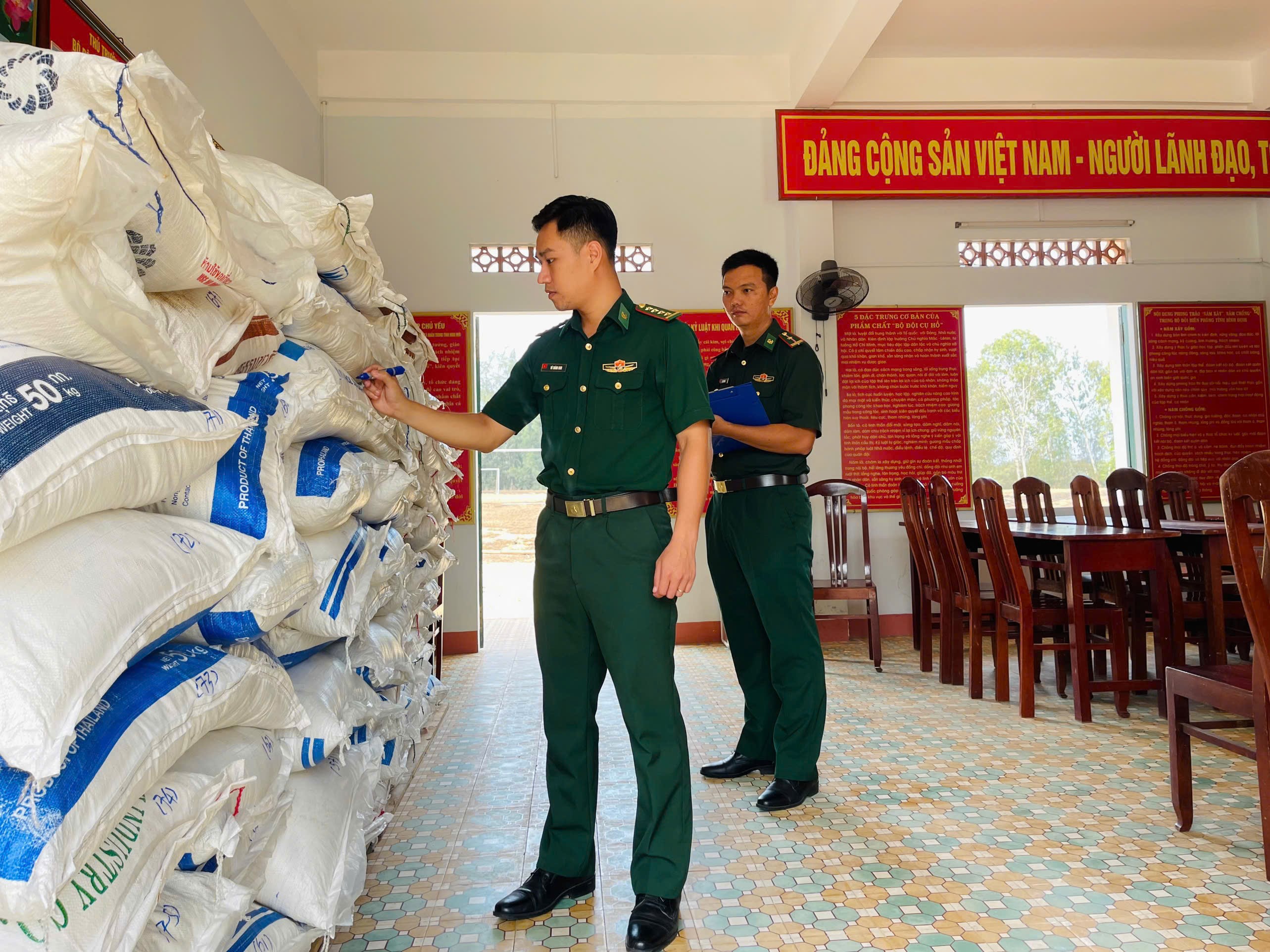Phát hiện kho chứa 4 tấn đường lậu trị giá hàng trăm triệu đồng tại Bình Định- Ảnh 1.