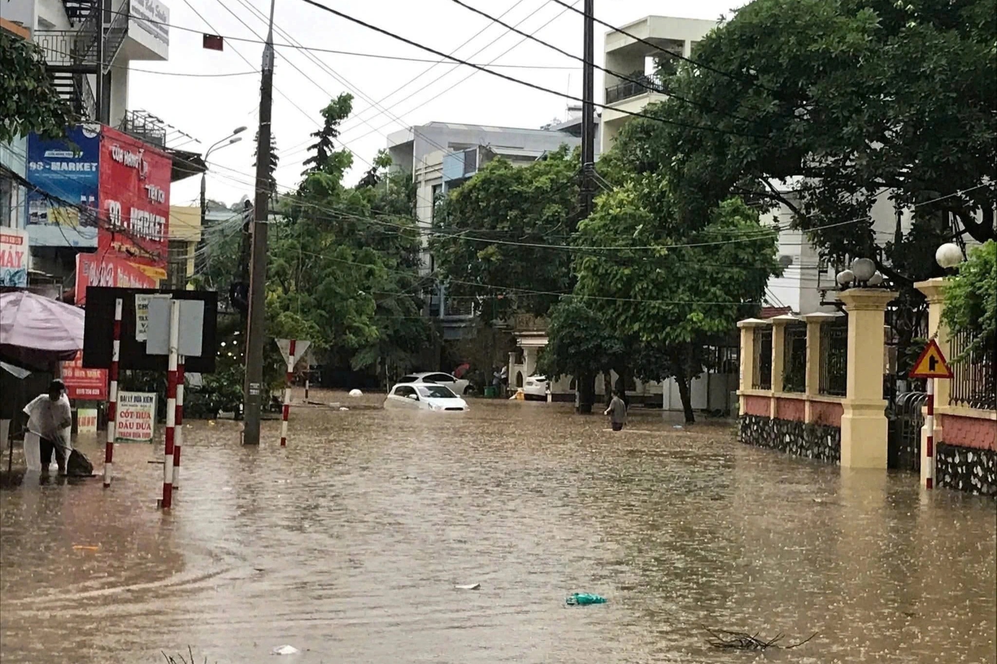 Không để mưa lũ ảnh hưởng đến kỳ thi vào lớp 10 - Ảnh 1.