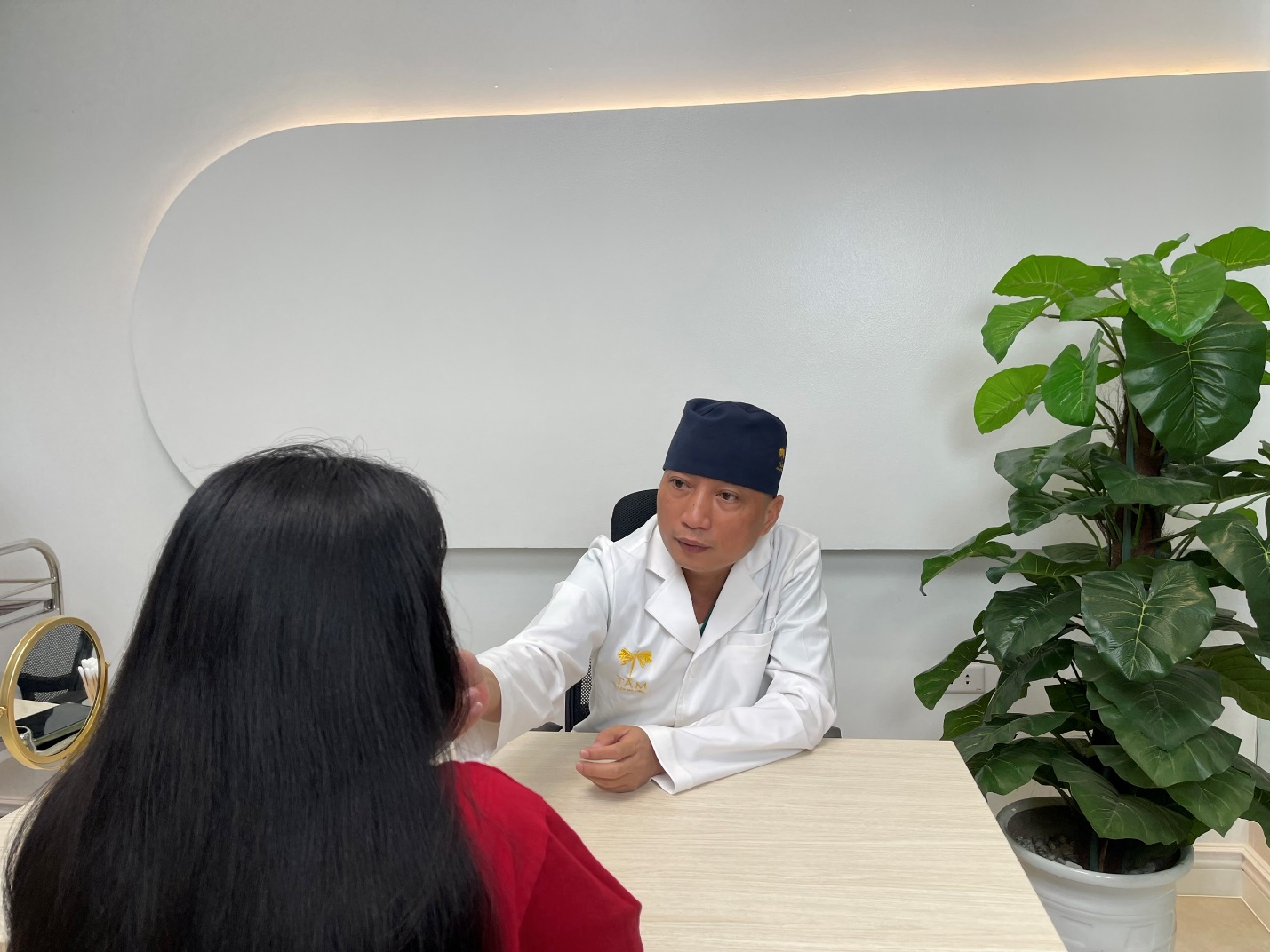 Sợ động dao kéo, nữ sinh nâng mũi bằng chỉ, 1 năm sau mũi biến dạng- Ảnh 2. Sợ động dao kéo, nữ sinh nâng mũi bằng chỉ, 1 năm sau mũi biến dạng- Ảnh 2.