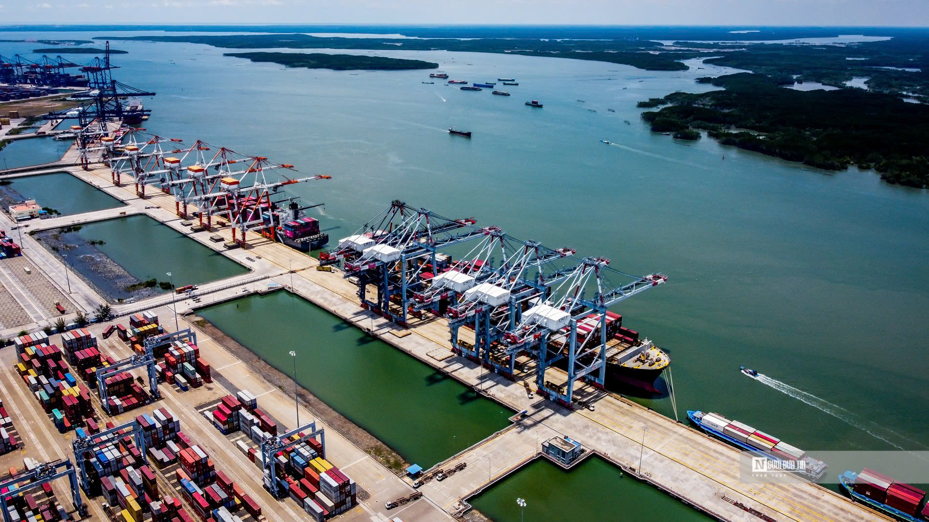 Việt Nam xuất siêu 878,5 triệu SGD sang Singapore trong 4 tháng đầu năm- Ảnh 1.
