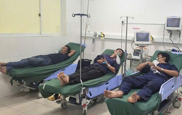Vụ nghi ngộ độc khí tại nhà máy gạch: Mất chồng, người mẹ 5 con rơi vào cảnh khốn cùng- Ảnh 1. Vụ nghi ngộ độc khí tại nhà máy gạch: Mất chồng, người mẹ 5 con rơi vào cảnh khốn cùng- Ảnh 1.