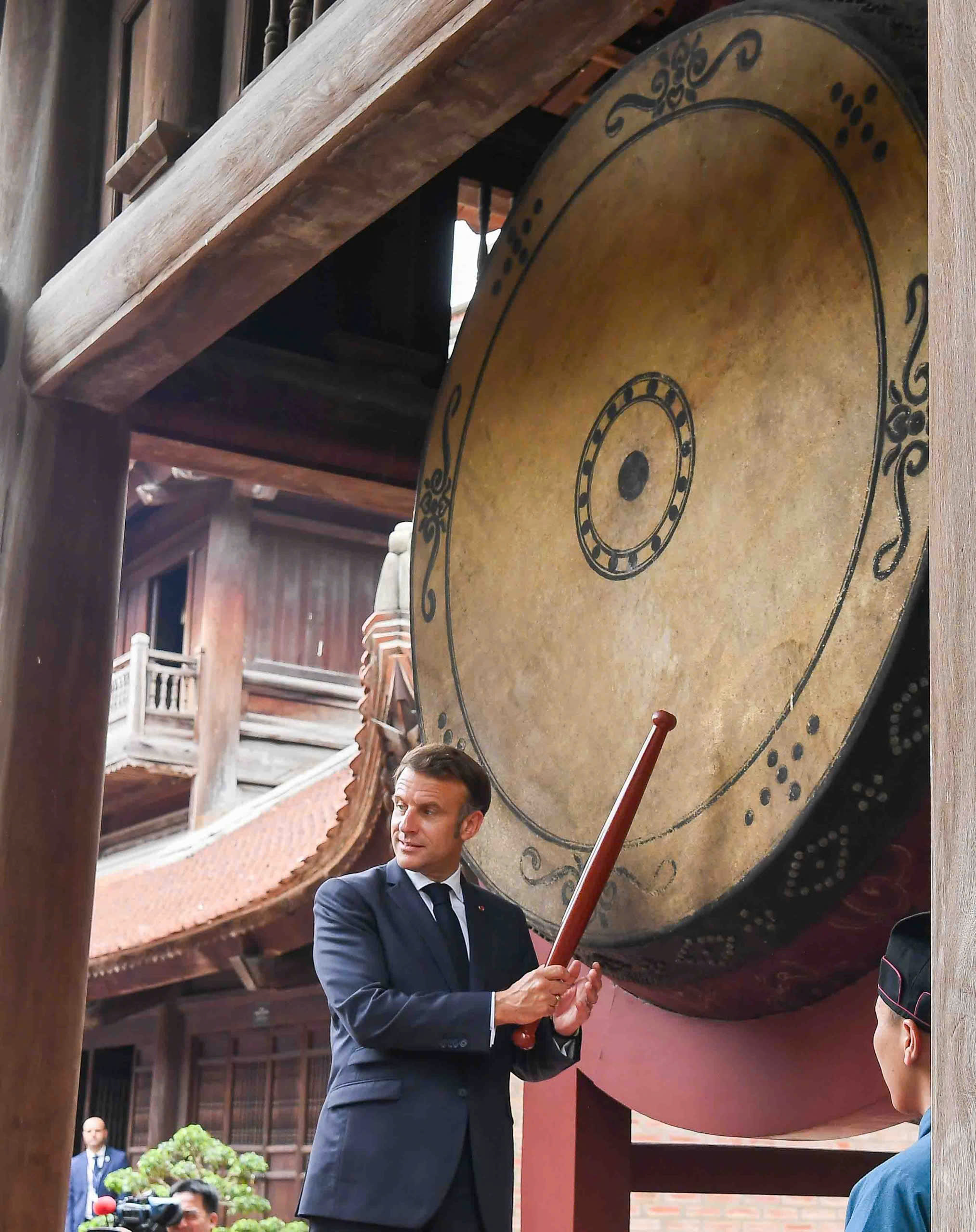 Tổng Bí thư Tô Lâm cùng Tổng thống Pháp Macron thăm Văn Miếu - Quốc Tử Giám- Ảnh 8. Tổng Bí thư Tô Lâm cùng Tổng thống Pháp Macron thăm Văn Miếu - Quốc Tử Giám- Ảnh 8.