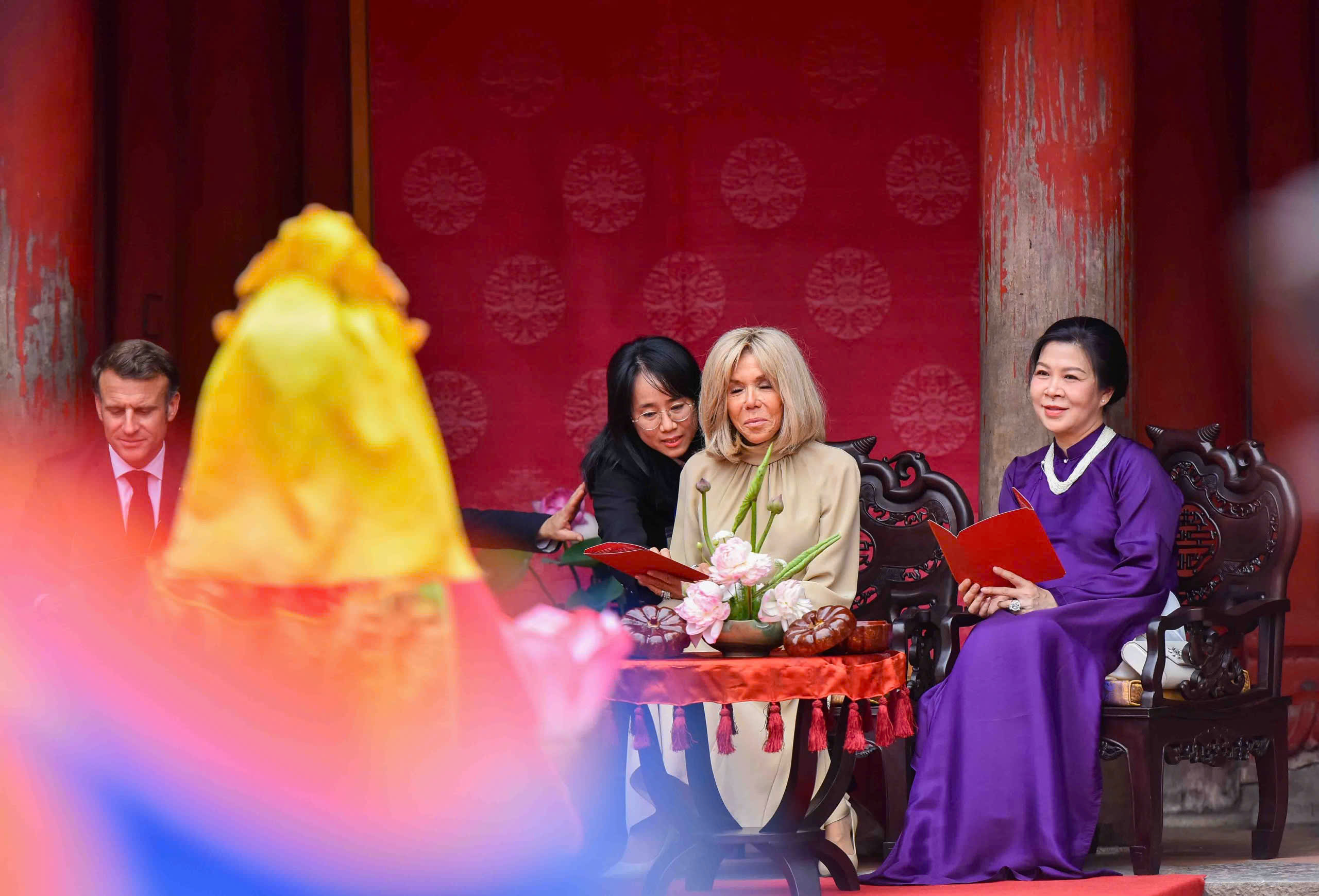 Tổng Bí thư Tô Lâm cùng Tổng thống Pháp Macron thăm Văn Miếu - Quốc Tử Giám- Ảnh 12. Tổng Bí thư Tô Lâm cùng Tổng thống Pháp Macron thăm Văn Miếu - Quốc Tử Giám- Ảnh 12.