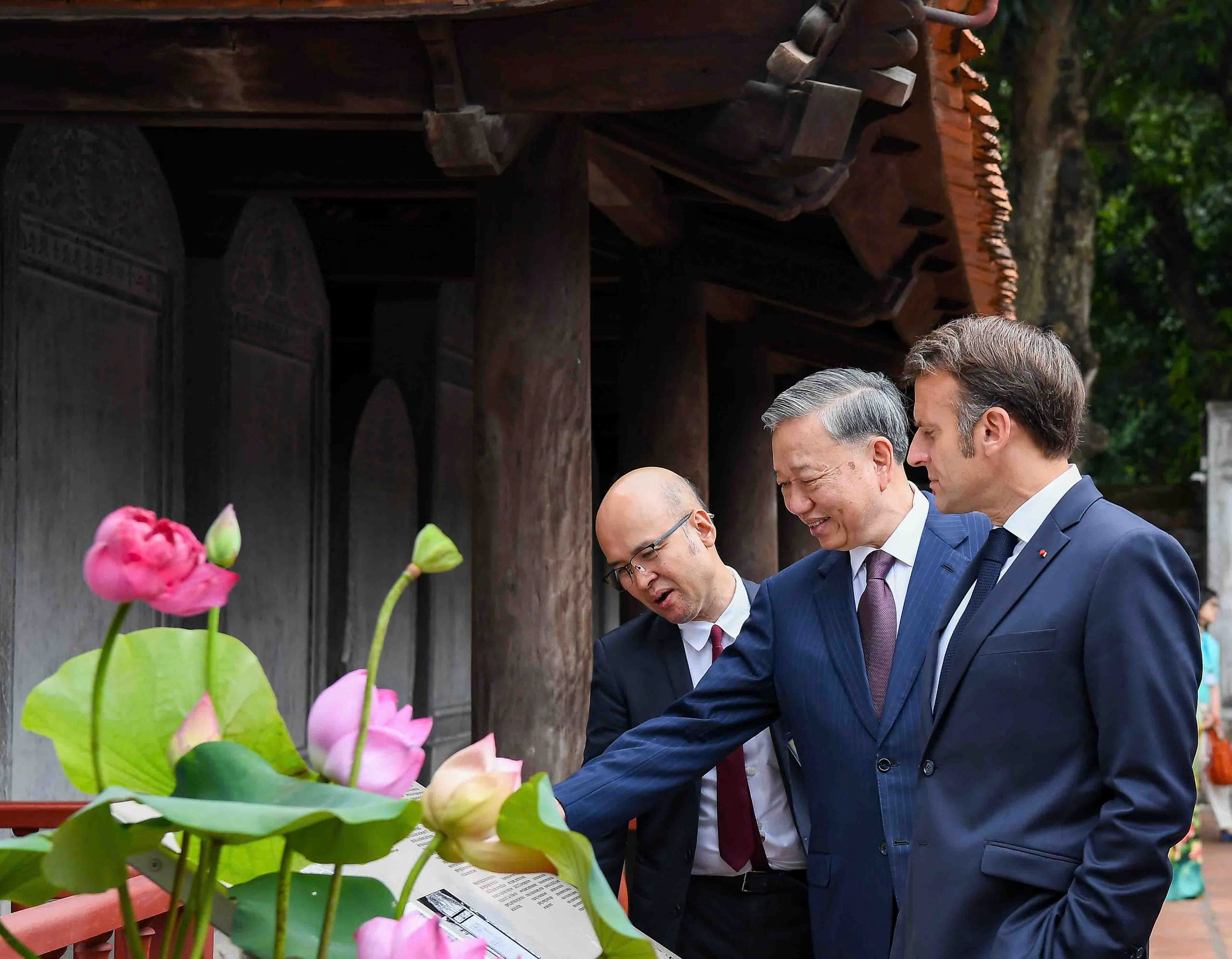Tổng Bí thư Tô Lâm cùng Tổng thống Pháp Macron thăm Văn Miếu - Quốc Tử Giám- Ảnh 6. Tổng Bí thư Tô Lâm cùng Tổng thống Pháp Macron thăm Văn Miếu - Quốc Tử Giám- Ảnh 6.
