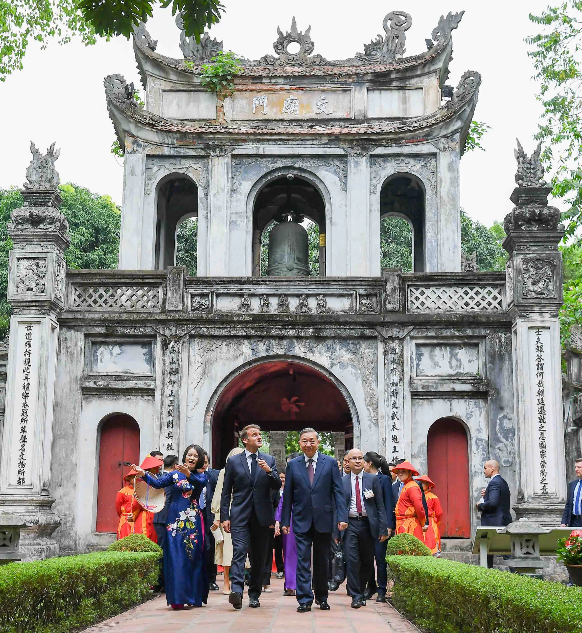 Tổng Bí thư Tô Lâm cùng Tổng thống Pháp Macron thăm Văn Miếu - Quốc Tử Giám- Ảnh 2. Tổng Bí thư Tô Lâm cùng Tổng thống Pháp Macron thăm Văn Miếu - Quốc Tử Giám- Ảnh 2.