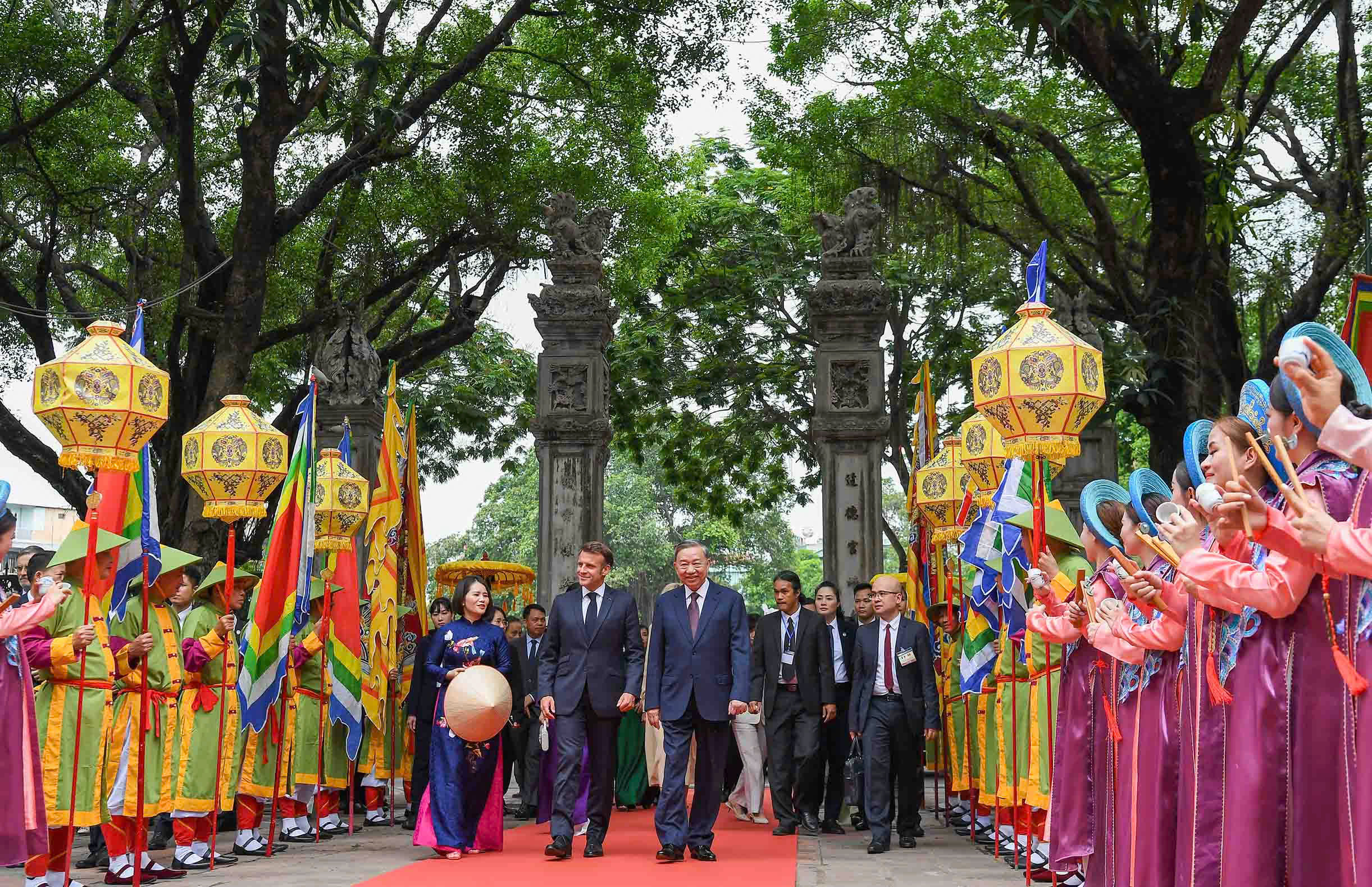 Tổng Bí thư Tô Lâm cùng Tổng thống Pháp Macron thăm Văn Miếu - Quốc Tử Giám- Ảnh 1. Tổng Bí thư Tô Lâm cùng Tổng thống Pháp Macron thăm Văn Miếu - Quốc Tử Giám- Ảnh 1.