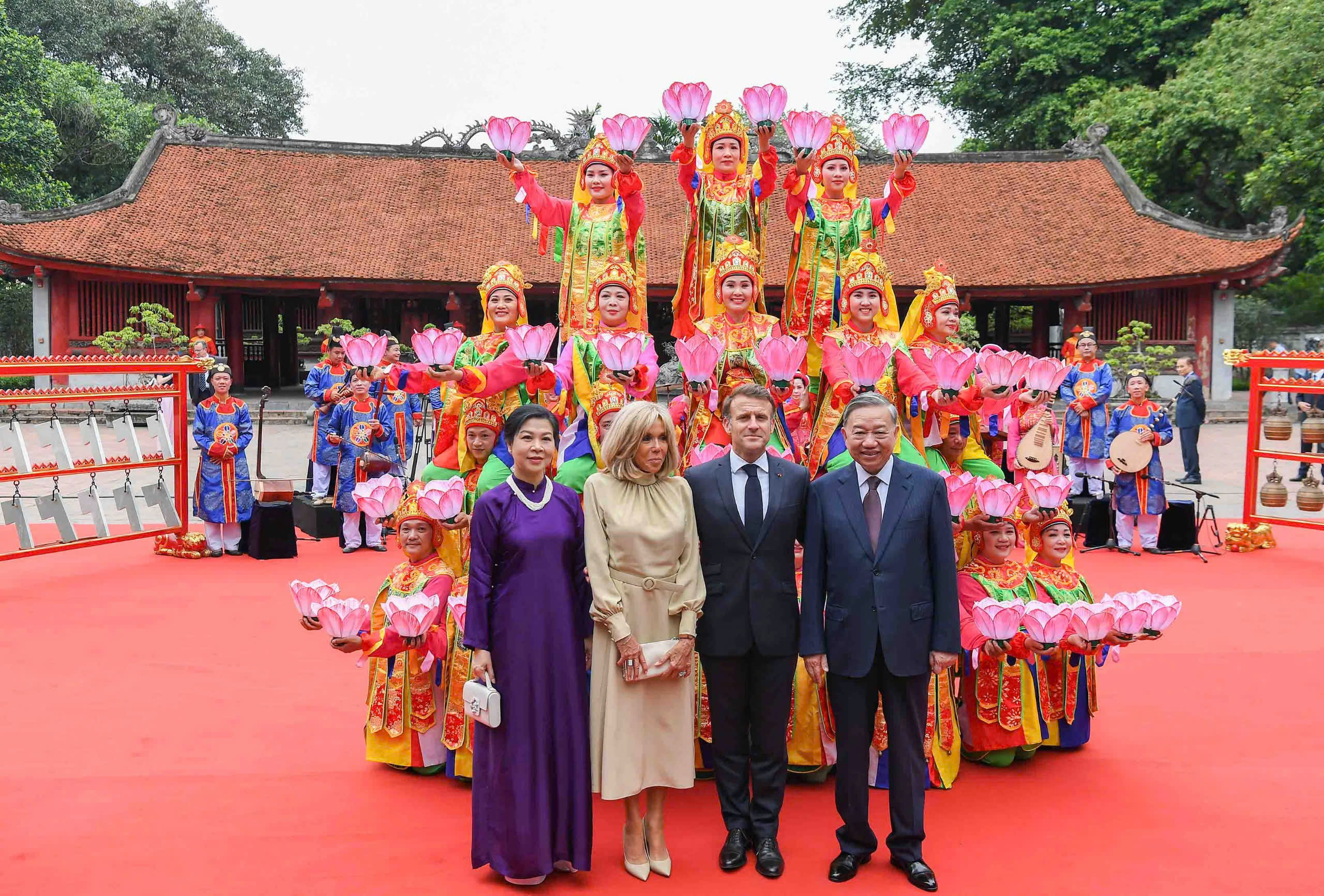 Tổng Bí thư Tô Lâm cùng Tổng thống Pháp Macron thăm Văn Miếu - Quốc Tử Giám- Ảnh 13. Tổng Bí thư Tô Lâm cùng Tổng thống Pháp Macron thăm Văn Miếu - Quốc Tử Giám- Ảnh 13.