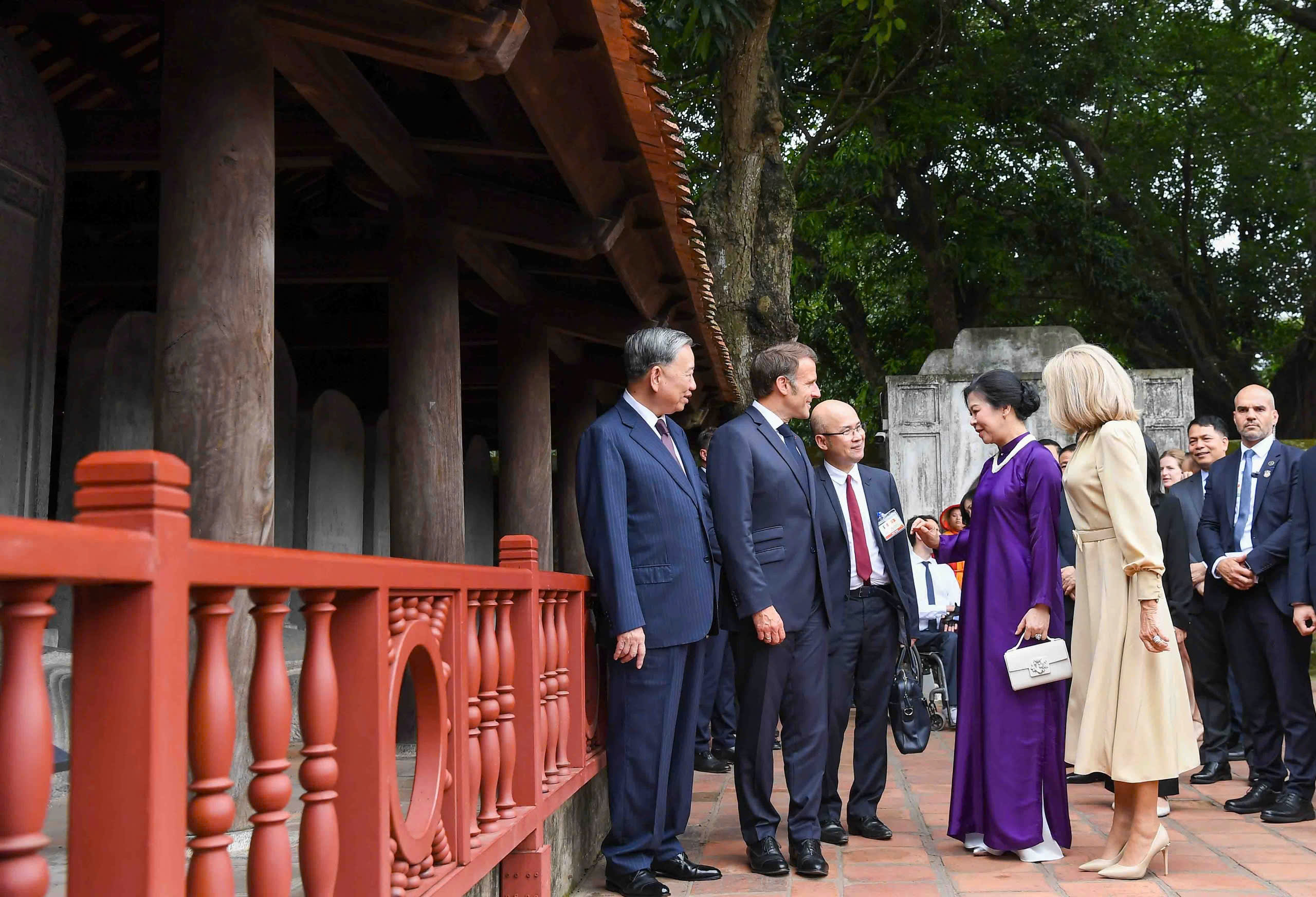 Tổng Bí thư Tô Lâm cùng Tổng thống Pháp Macron thăm Văn Miếu - Quốc Tử Giám- Ảnh 5. Tổng Bí thư Tô Lâm cùng Tổng thống Pháp Macron thăm Văn Miếu - Quốc Tử Giám- Ảnh 5.