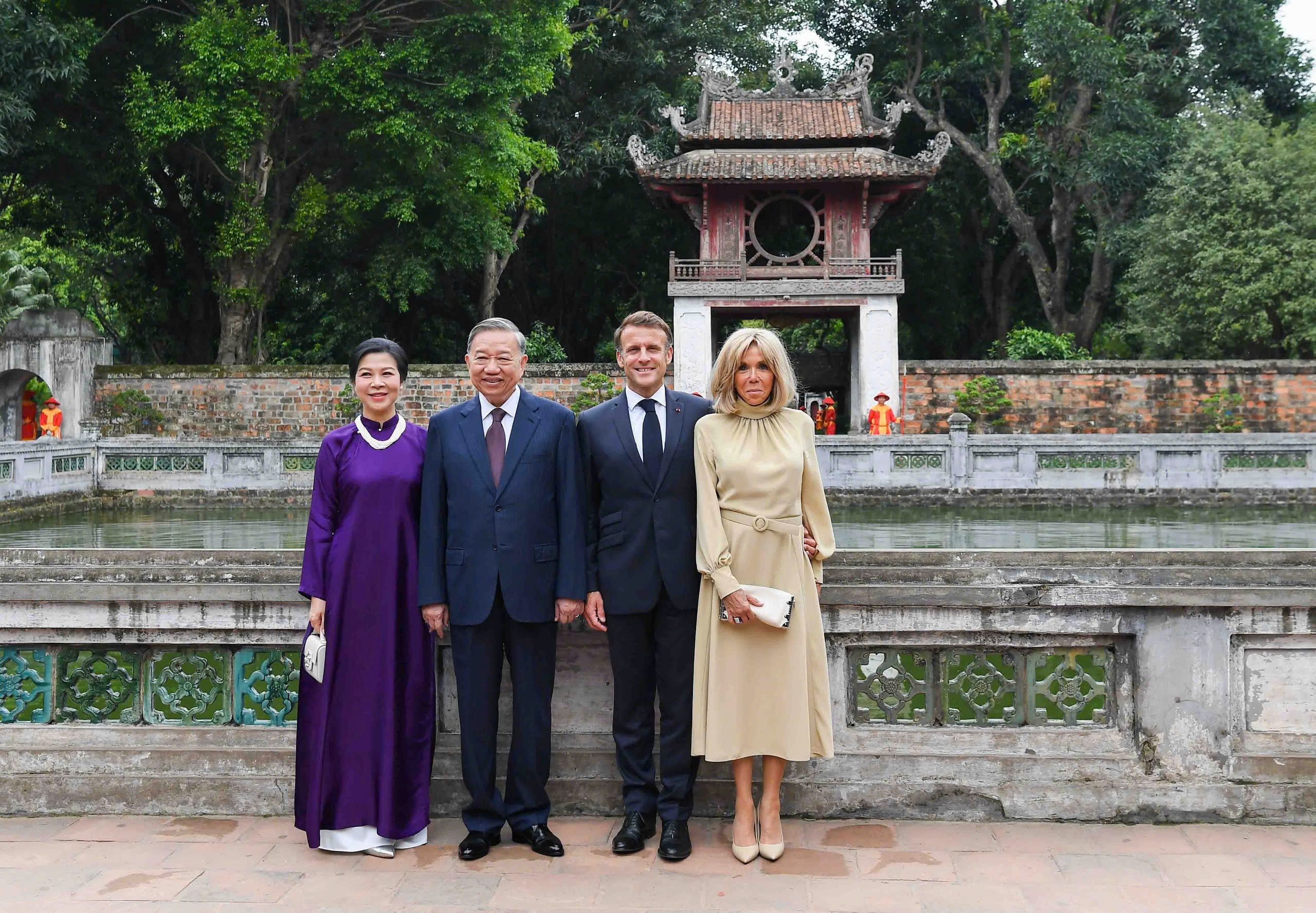Tổng Bí thư Tô Lâm cùng Tổng thống Pháp Macron thăm Văn Miếu - Quốc Tử Giám- Ảnh 7. Tổng Bí thư Tô Lâm cùng Tổng thống Pháp Macron thăm Văn Miếu - Quốc Tử Giám- Ảnh 7.