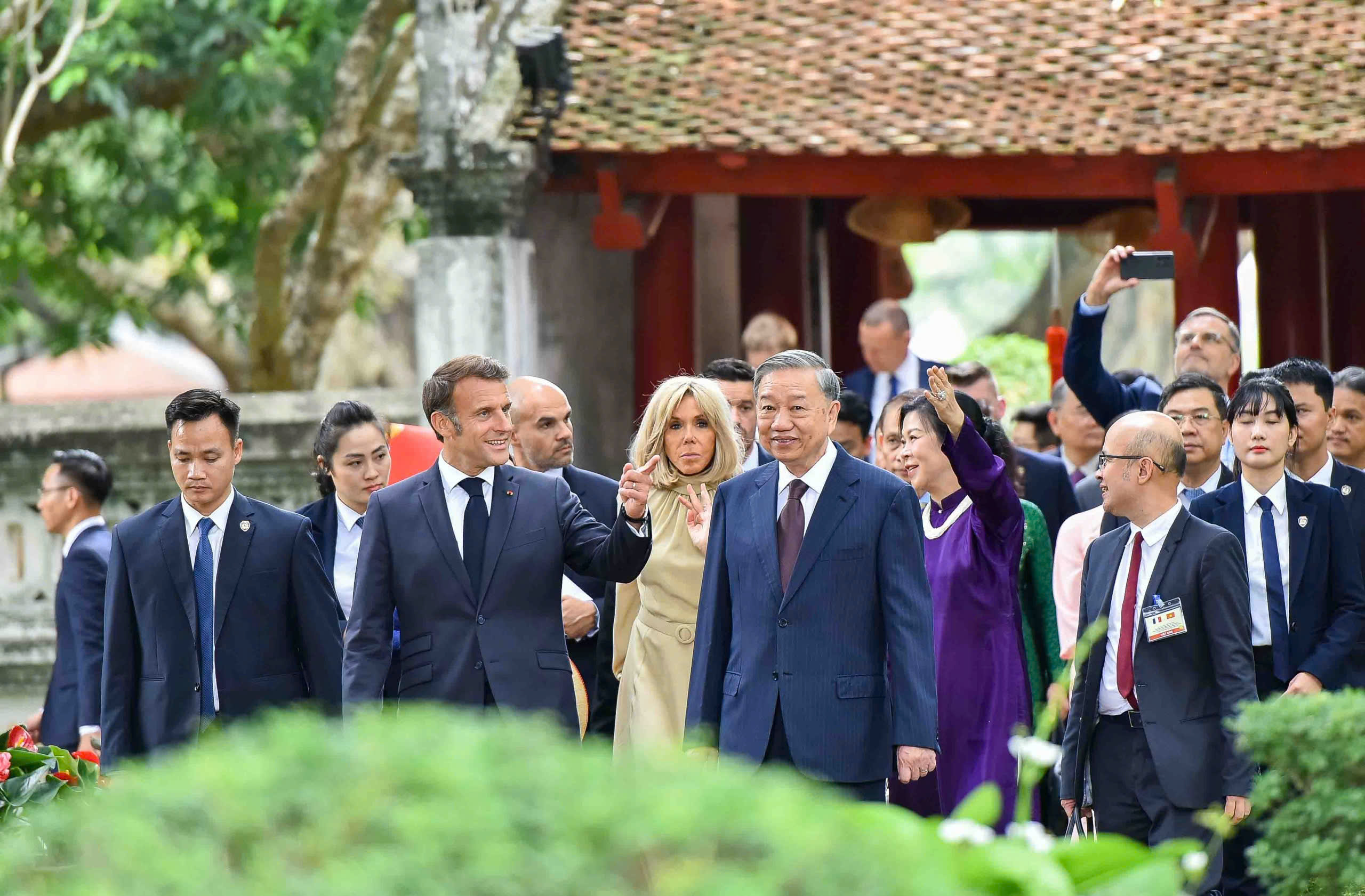 Tổng Bí thư Tô Lâm cùng Tổng thống Pháp Macron thăm Văn Miếu - Quốc Tử Giám- Ảnh 3. Tổng Bí thư Tô Lâm cùng Tổng thống Pháp Macron thăm Văn Miếu - Quốc Tử Giám- Ảnh 3.