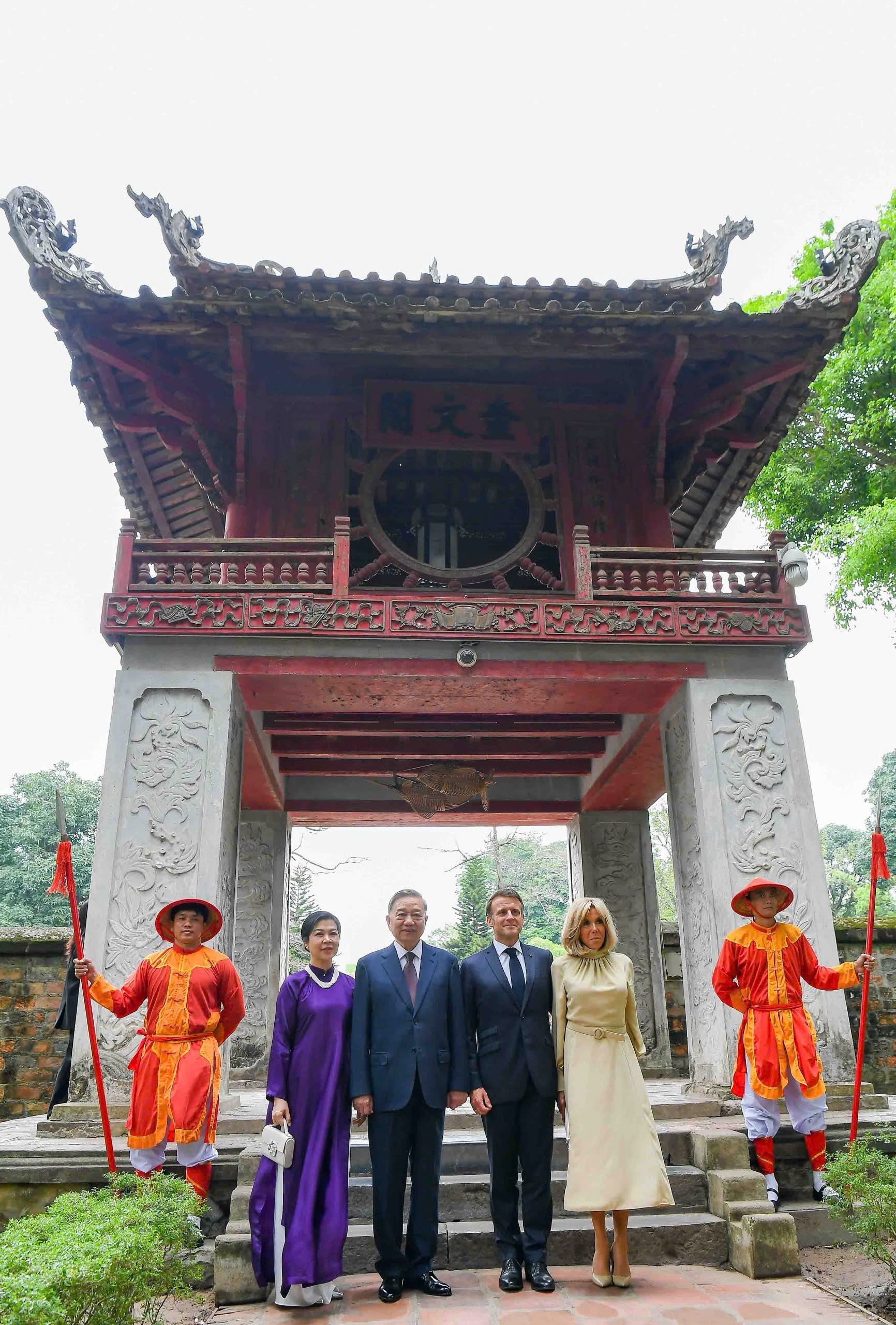 Tổng Bí thư Tô Lâm cùng Tổng thống Pháp Macron thăm Văn Miếu - Quốc Tử Giám- Ảnh 4. Tổng Bí thư Tô Lâm cùng Tổng thống Pháp Macron thăm Văn Miếu - Quốc Tử Giám- Ảnh 4.