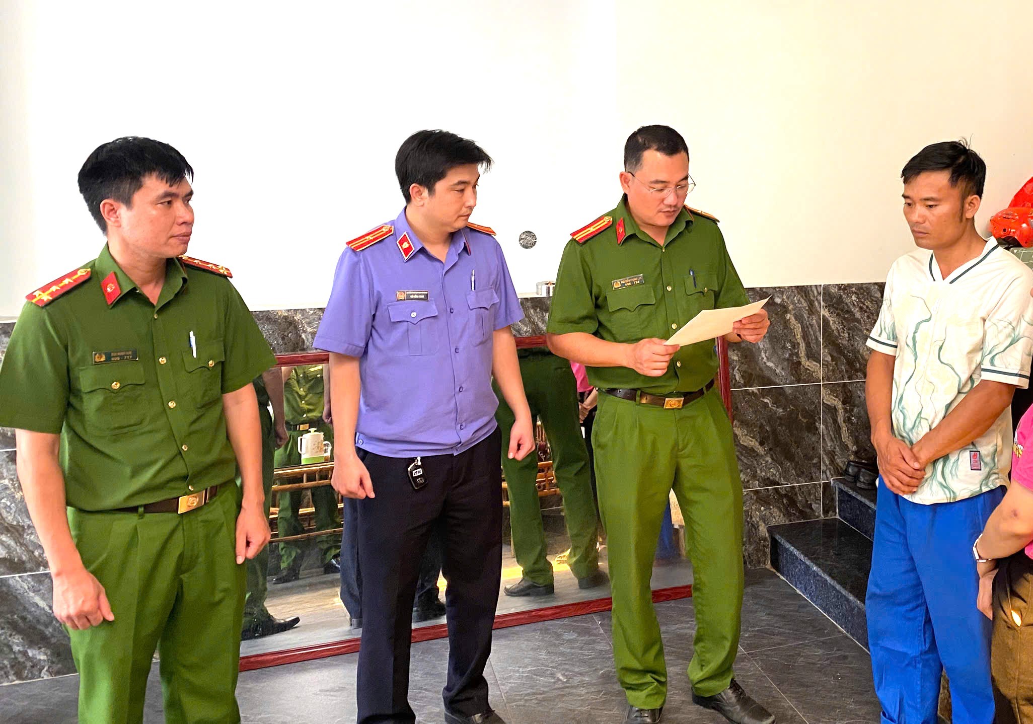 Nhận hối lộ và môi giới hối lộ, 7 đối tượng bị khởi tố- Ảnh 2. Nhận hối lộ và môi giới hối lộ, 7 đối tượng bị khởi tố- Ảnh 2.