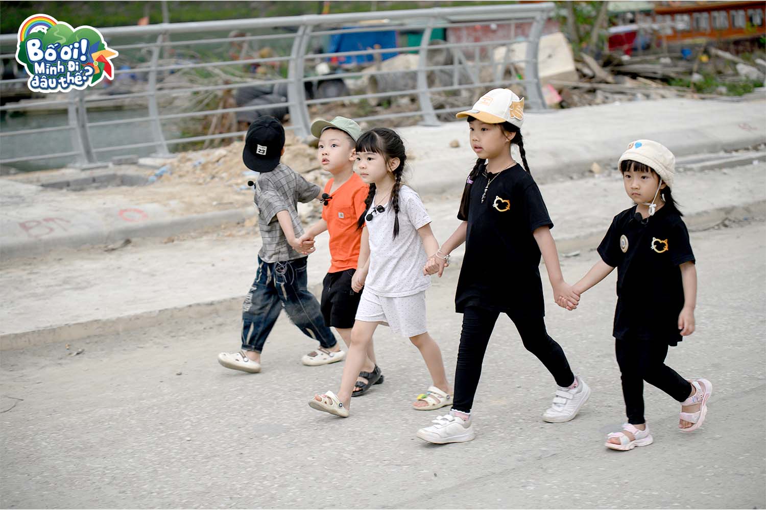 Nam ca sĩ Phan Đinh Tùng vượt qua thử thách "hát để được mua mực nợ", Trung Ruồi cầu cứu vợ- Ảnh 4. Nam ca sĩ Phan Đinh Tùng vượt qua thử thách "hát để được mua mực nợ", Trung Ruồi cầu cứu vợ- Ảnh 4.