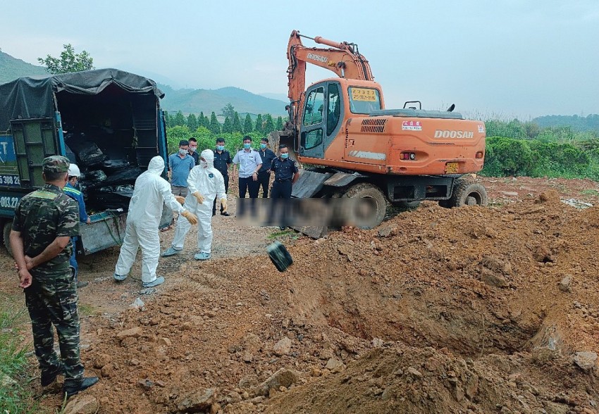Lào Cai: Tiêu hủy hơn 2,5 tấn xúc xích, lạp xưởng, trứng gia cầm non nhập lậu- Ảnh 1. Lào Cai: Tiêu hủy hơn 2,5 tấn xúc xích, lạp xưởng, trứng gia cầm non nhập lậu- Ảnh 1.