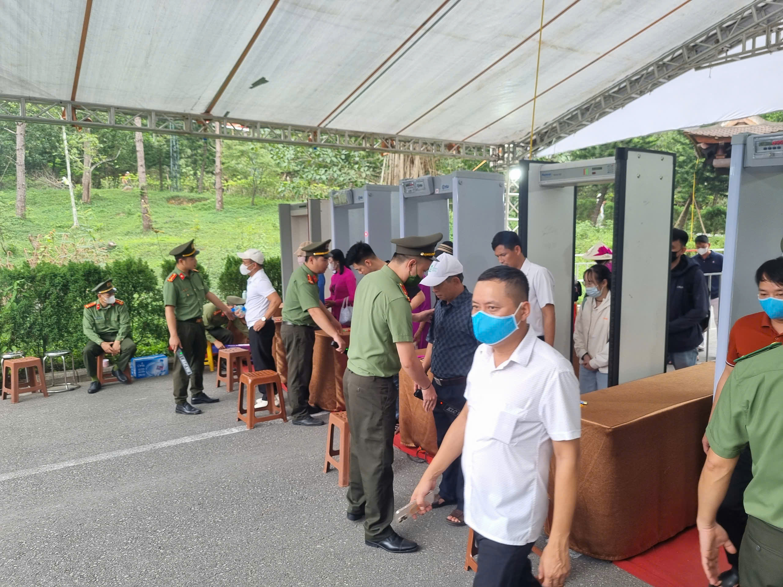 Dòng người hành hương về chiêm bái Xá lợi Phật tại non thiêng Yên Tử- Ảnh 5. Dòng người hành hương về chiêm bái Xá lợi Phật tại non thiêng Yên Tử- Ảnh 5.