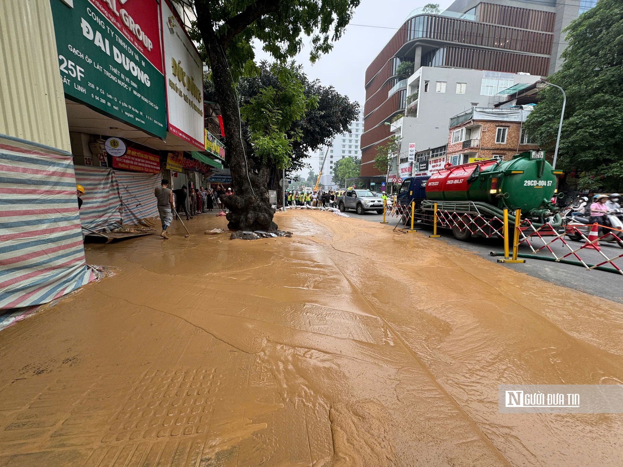 Hà Nội: Bùn từ lòng đất tràn ngược lên phố Cát Linh- Ảnh 1. Hà Nội: Bùn từ lòng đất tràn ngược lên phố Cát Linh- Ảnh 1.