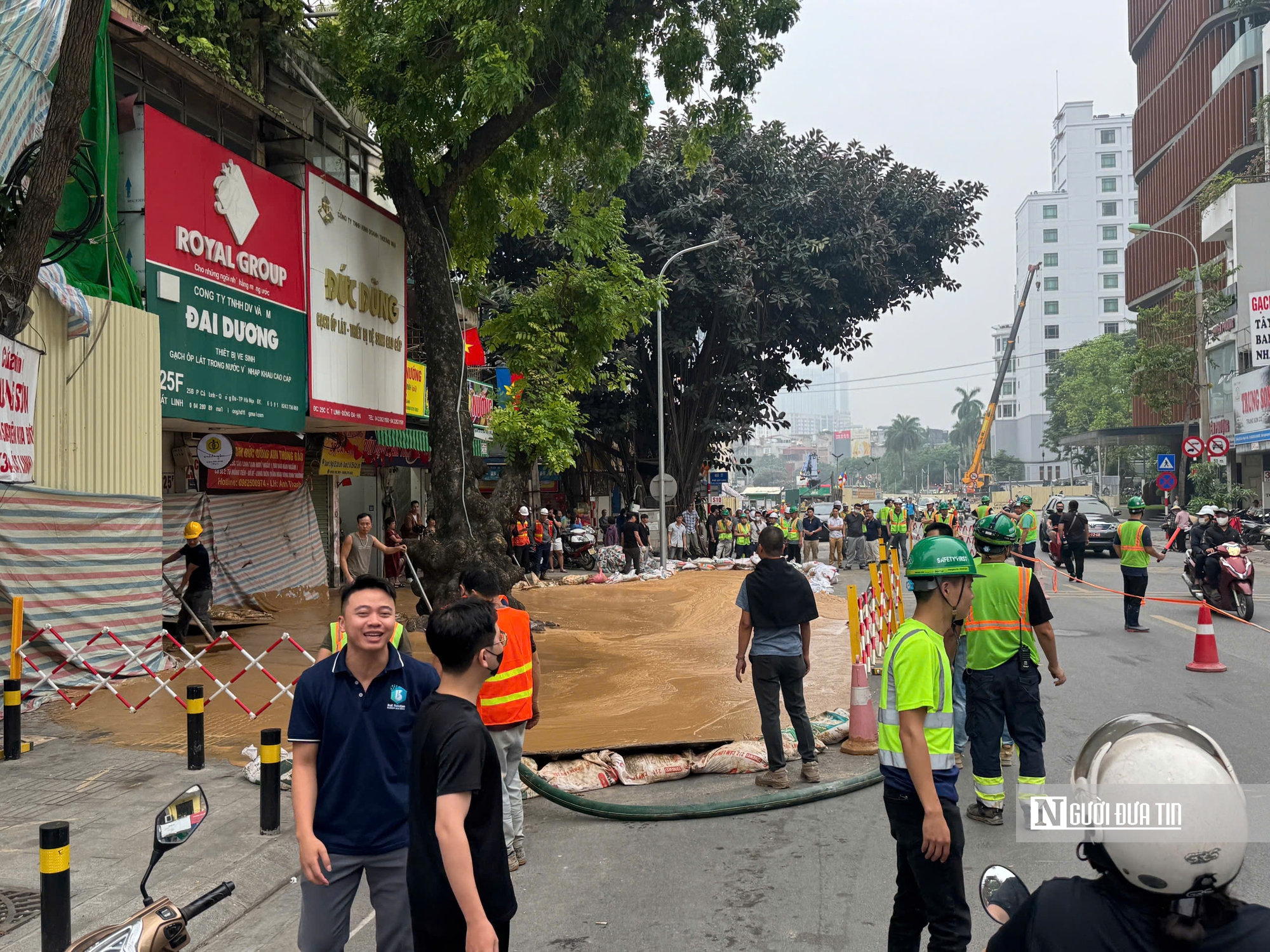Hà Nội: Bùn từ lòng đất tràn ngược lên phố Cát Linh- Ảnh 2. Hà Nội: Bùn từ lòng đất tràn ngược lên phố Cát Linh- Ảnh 2.