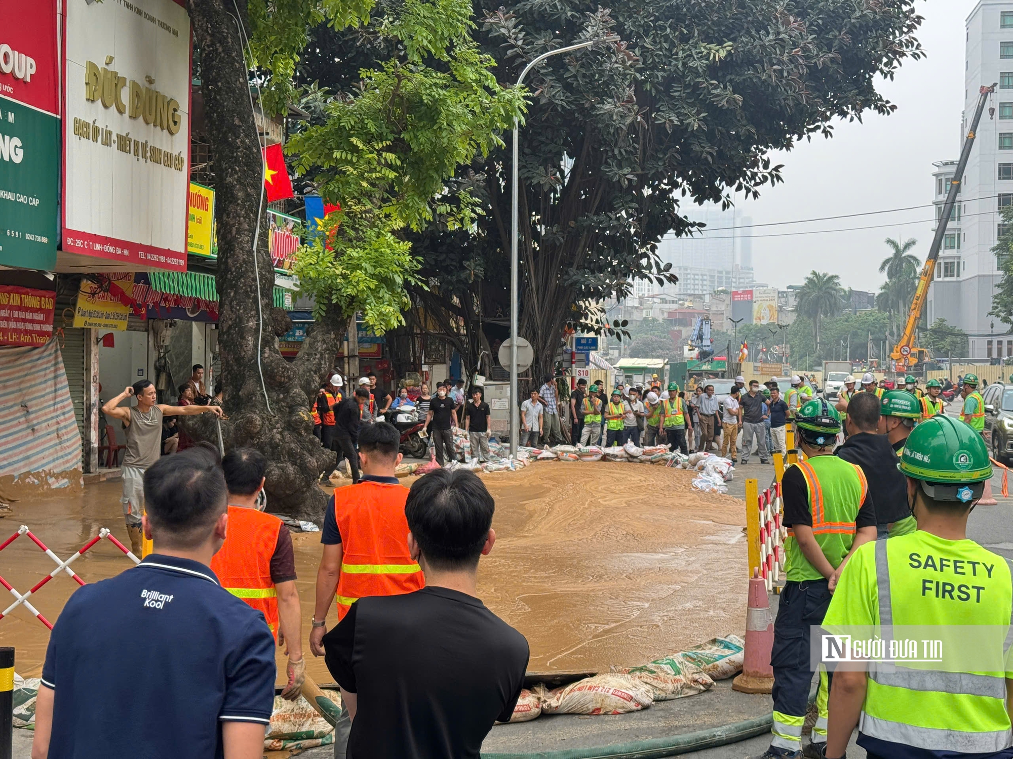 Hà Nội: Bùn từ lòng đất tràn ngược lên phố Cát Linh- Ảnh 3. Hà Nội: Bùn từ lòng đất tràn ngược lên phố Cát Linh- Ảnh 3.