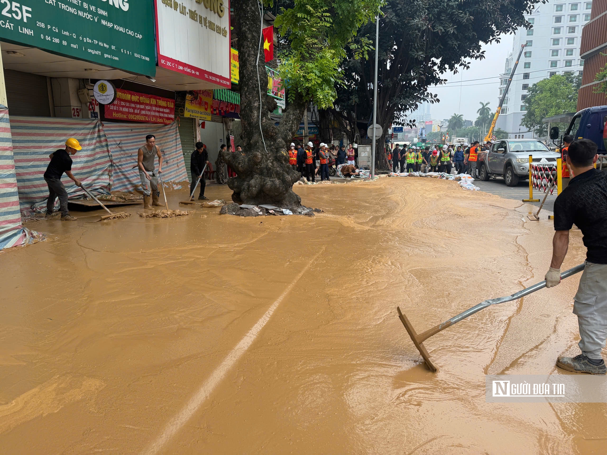 Hà Nội: Bùn từ lòng đất tràn ngược lên phố Cát Linh- Ảnh 6. Hà Nội: Bùn từ lòng đất tràn ngược lên phố Cát Linh- Ảnh 6.