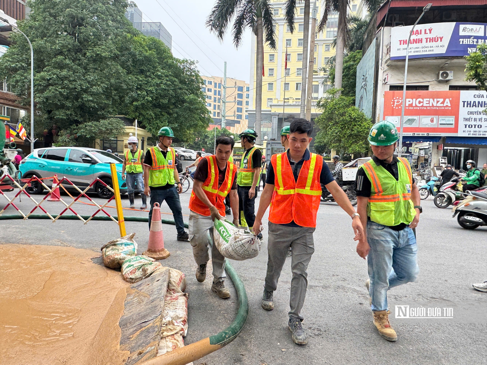 Hà Nội: Bùn từ lòng đất tràn ngược lên phố Cát Linh- Ảnh 7. Hà Nội: Bùn từ lòng đất tràn ngược lên phố Cát Linh- Ảnh 7.
