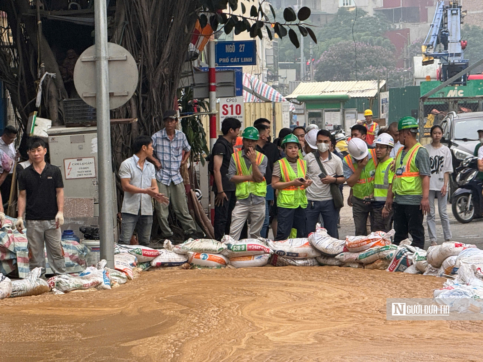 Hà Nội: Bùn từ lòng đất tràn ngược lên phố Cát Linh- Ảnh 9. Hà Nội: Bùn từ lòng đất tràn ngược lên phố Cát Linh- Ảnh 9.