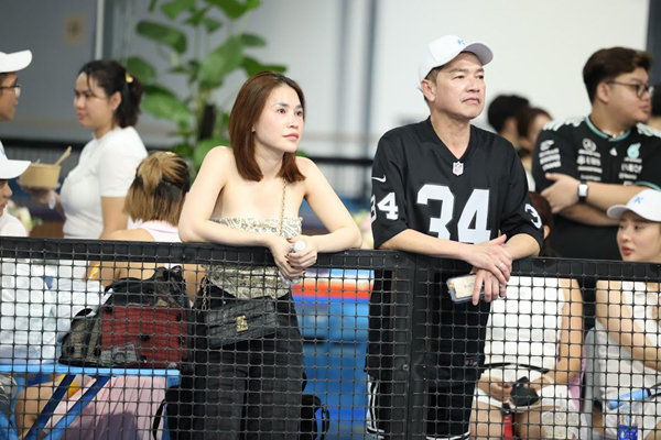 "Ông bố bỉm sữa" ở tuổi U70 đi cổ vũ bạn gái 9X thi pickleball khiến khán giả sốc- Ảnh 2. "Ông bố bỉm sữa" ở tuổi U70 đi cổ vũ bạn gái 9X thi pickleball khiến khán giả sốc- Ảnh 2.