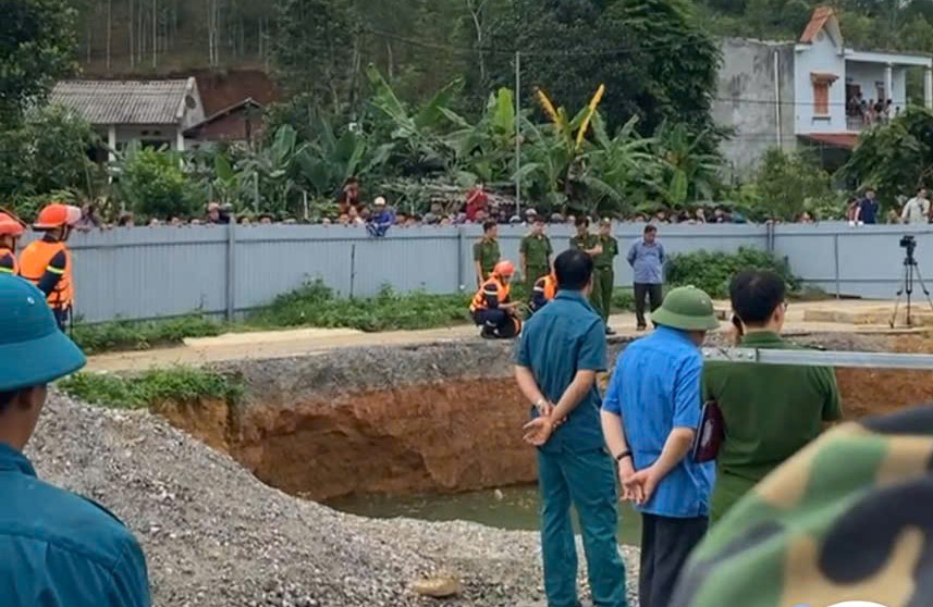 Bản tin 28/5: Người đi xe máy mất tích vì rơi xuống “hố tử thần” trên Quốc lộ- Ảnh 1.