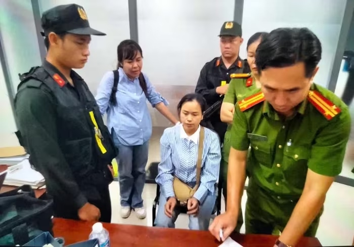 Bắt khẩn cấp người phụ nữ vào trụ sở công an yêu cầu thả người- Ảnh 2. Bắt khẩn cấp người phụ nữ vào trụ sở công an yêu cầu thả người- Ảnh 2.