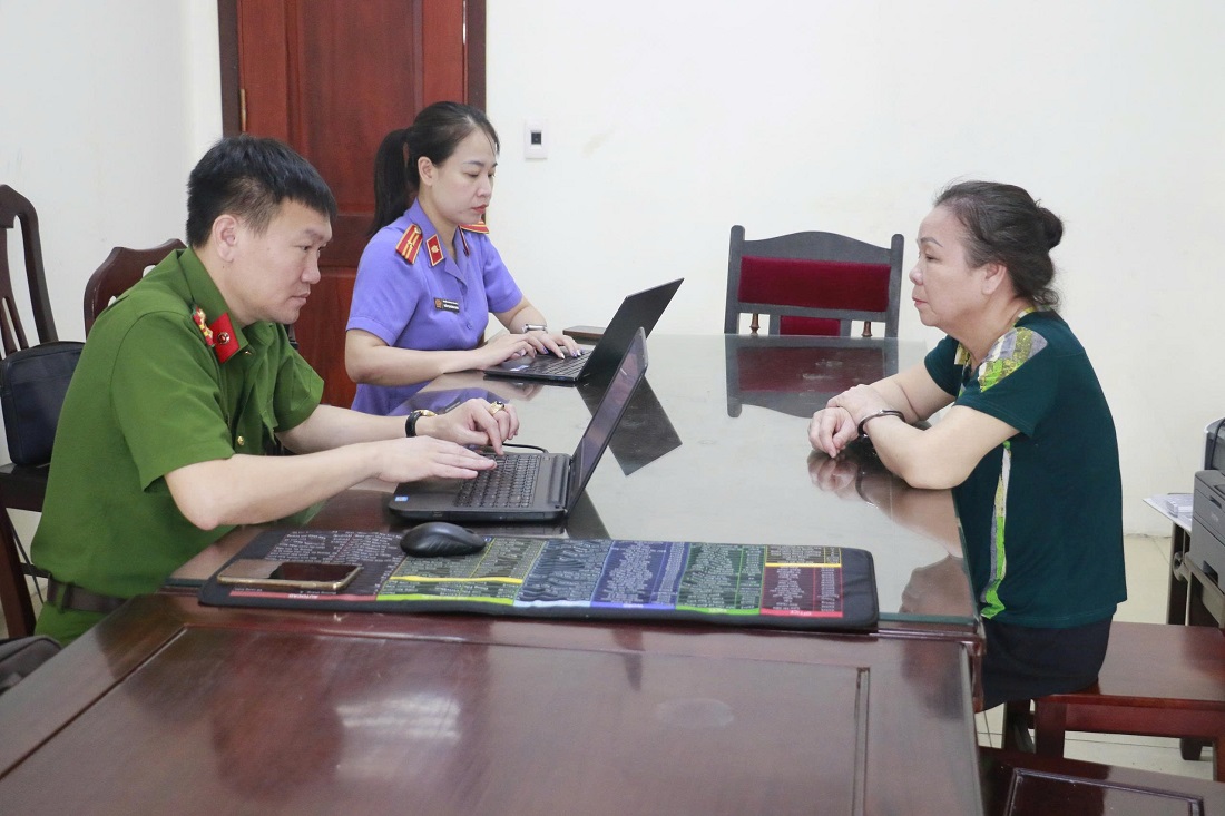 Phá đường dây buôn bán hàng trăm nghìn dầu gội, kem đánh răng,..giả các thương hiệu nổi tiếng- Ảnh 3. Phá đường dây buôn bán hàng trăm nghìn dầu gội, kem đánh răng,..giả các thương hiệu nổi tiếng- Ảnh 3.
