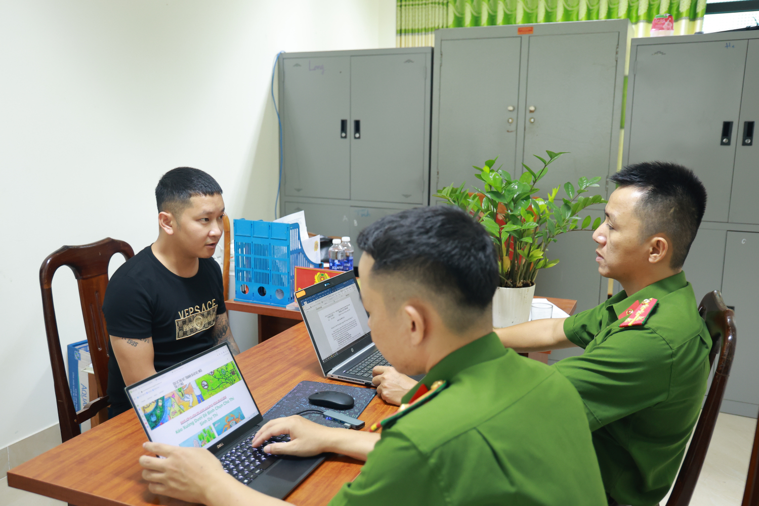 Bắt nhóm đối tượng chiếm đoạt hàng trăm tài khoản Facebook để nhắn tin mượn tiền- Ảnh 3. Bắt nhóm đối tượng chiếm đoạt hàng trăm tài khoản Facebook để nhắn tin mượn tiền- Ảnh 3.