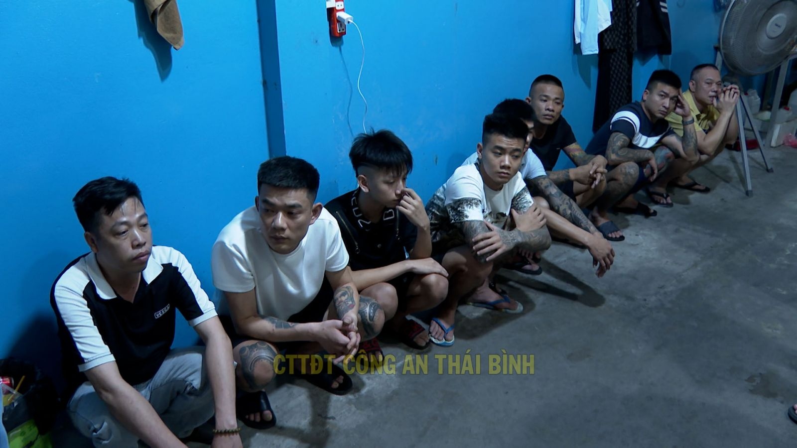 Phá đường dây mua bán người, ép làm nhân viên phục vụ tại các quán karaoke- Ảnh 1. Phá đường dây mua bán người, ép làm nhân viên phục vụ tại các quán karaoke- Ảnh 1.