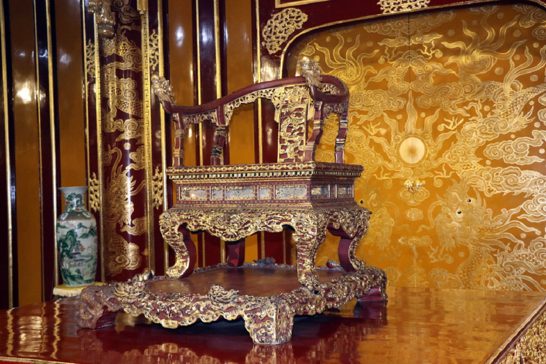 Từ chuyện ngai vàng bị phá- Ảnh 1. Từ chuyện ngai vàng bị phá- Ảnh 1.