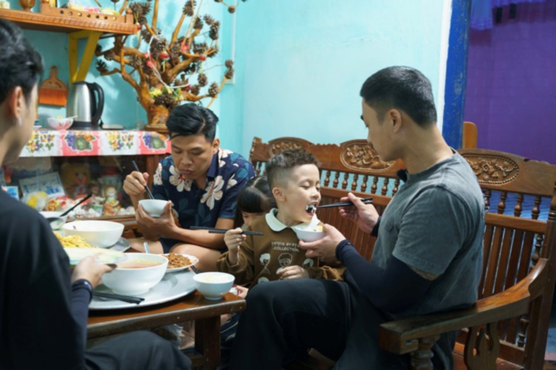 Nam ca sĩ Phan Đinh Tùng vượt qua thử thách "hát để được mua mực nợ", Trung Ruồi cầu cứu vợ- Ảnh 1. Nam ca sĩ Phan Đinh Tùng vượt qua thử thách "hát để được mua mực nợ", Trung Ruồi cầu cứu vợ- Ảnh 1.