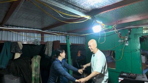 Nam ca sĩ Phan Đinh Tùng vượt qua thử thách "hát để được mua mực nợ", Trung Ruồi cầu cứu vợ- Ảnh 7. Nam ca sĩ Phan Đinh Tùng vượt qua thử thách "hát để được mua mực nợ", Trung Ruồi cầu cứu vợ- Ảnh 7.