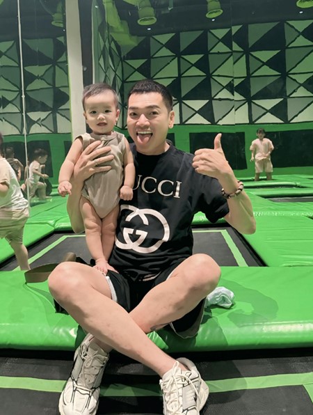 "Ông bố bỉm sữa" ở tuổi U70 đi cổ vũ bạn gái 9X thi pickleball khiến khán giả sốc- Ảnh 5. "Ông bố bỉm sữa" ở tuổi U70 đi cổ vũ bạn gái 9X thi pickleball khiến khán giả sốc- Ảnh 5.