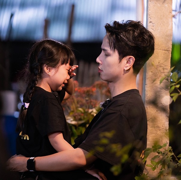Nam ca sĩ Phan Đinh Tùng vượt qua thử thách "hát để được mua mực nợ", Trung Ruồi cầu cứu vợ- Ảnh 2. Nam ca sĩ Phan Đinh Tùng vượt qua thử thách "hát để được mua mực nợ", Trung Ruồi cầu cứu vợ- Ảnh 2.