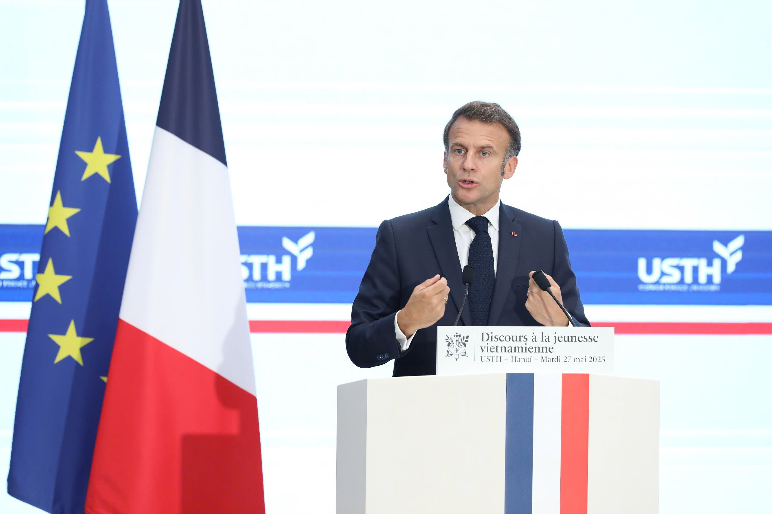 Tổng thống Pháp Macron giao lưu với sinh viên Việt Nam- Ảnh 4. Tổng thống Pháp Macron giao lưu với sinh viên Việt Nam- Ảnh 4.
