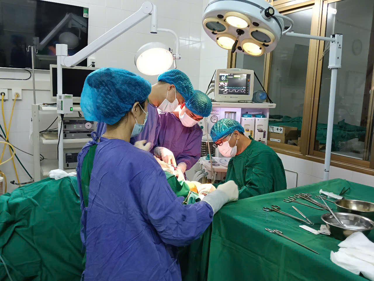 Tóc cuốn vào dây curoa, nữ công nhân gặp tai nạn lao động nghiêm trọng- Ảnh 1. Tóc cuốn vào dây curoa, nữ công nhân gặp tai nạn lao động nghiêm trọng- Ảnh 1.