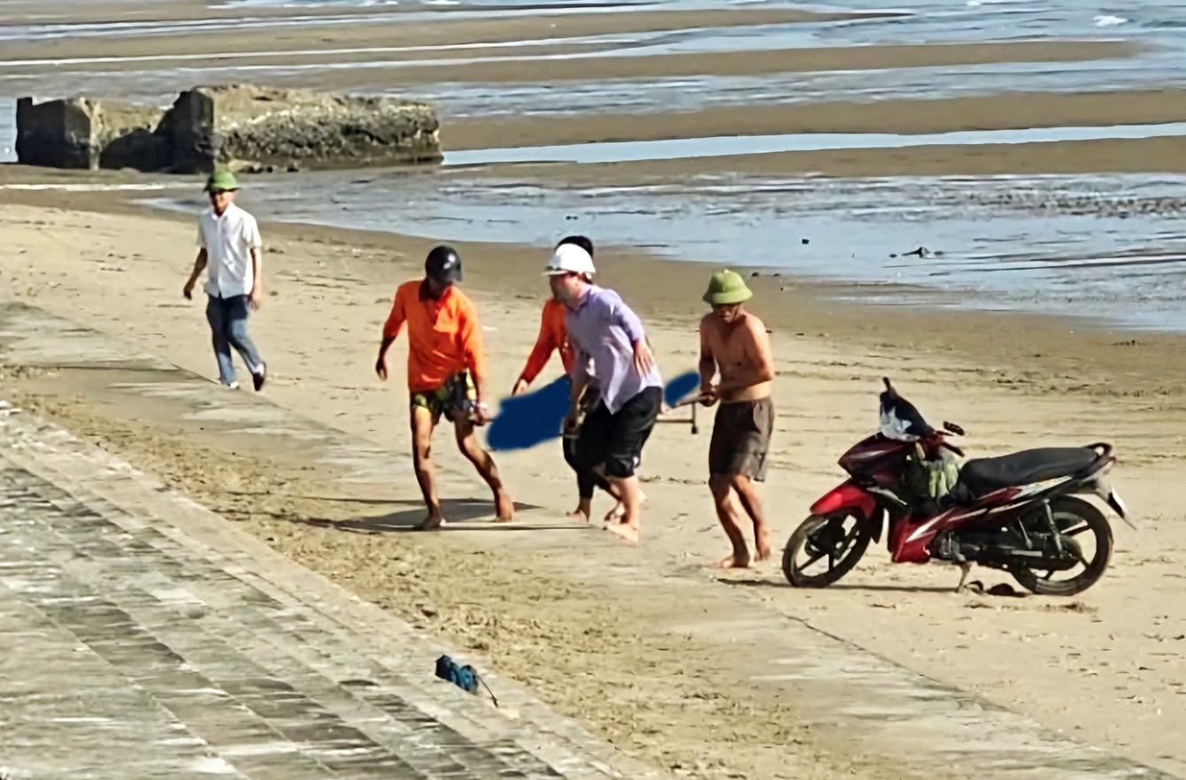 Xôn xao clip nhân viên cứu hộ xô xát với du khách tắm biển Cửa Lò- Ảnh 2.